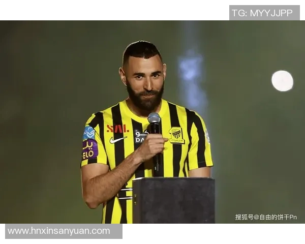 伯纳乌的呼唤？本泽马与C罗情深意重，皇马未来扑朔迷离